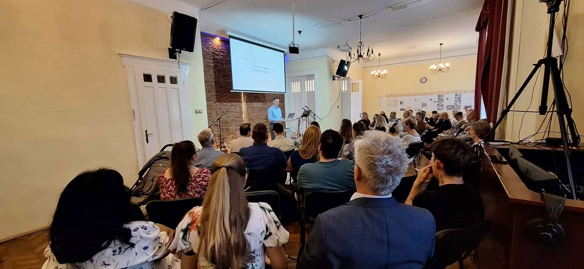 Az Egri Baptista Gyülekezet közössége a vasárnapi istentiszteleten